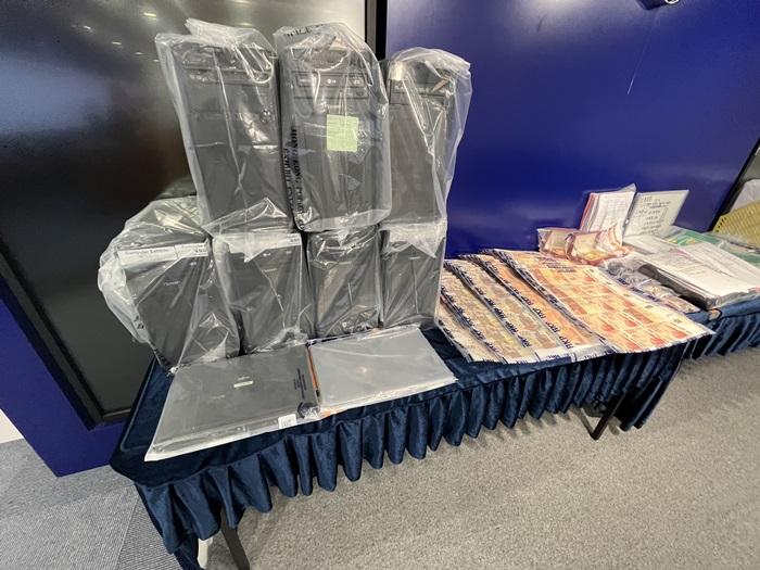 警方檢獲多部電腦。