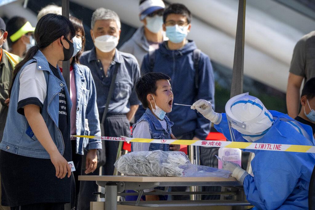 內地增逾5,000宗本土個案,當中上海及北京佔約4,700宗。(美聯社圖)