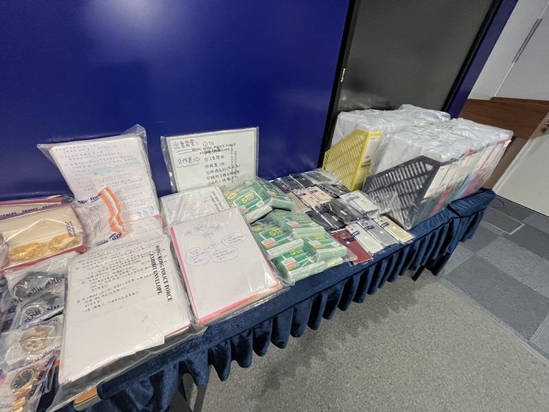 警方展示行動中檢獲的證件。