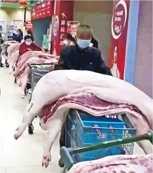 鄭州有民眾直接買下整隻豬扛回家。(網上圖片)