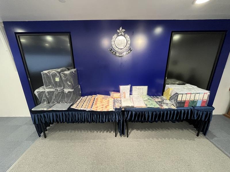 警方在行動中檢獲的物件。