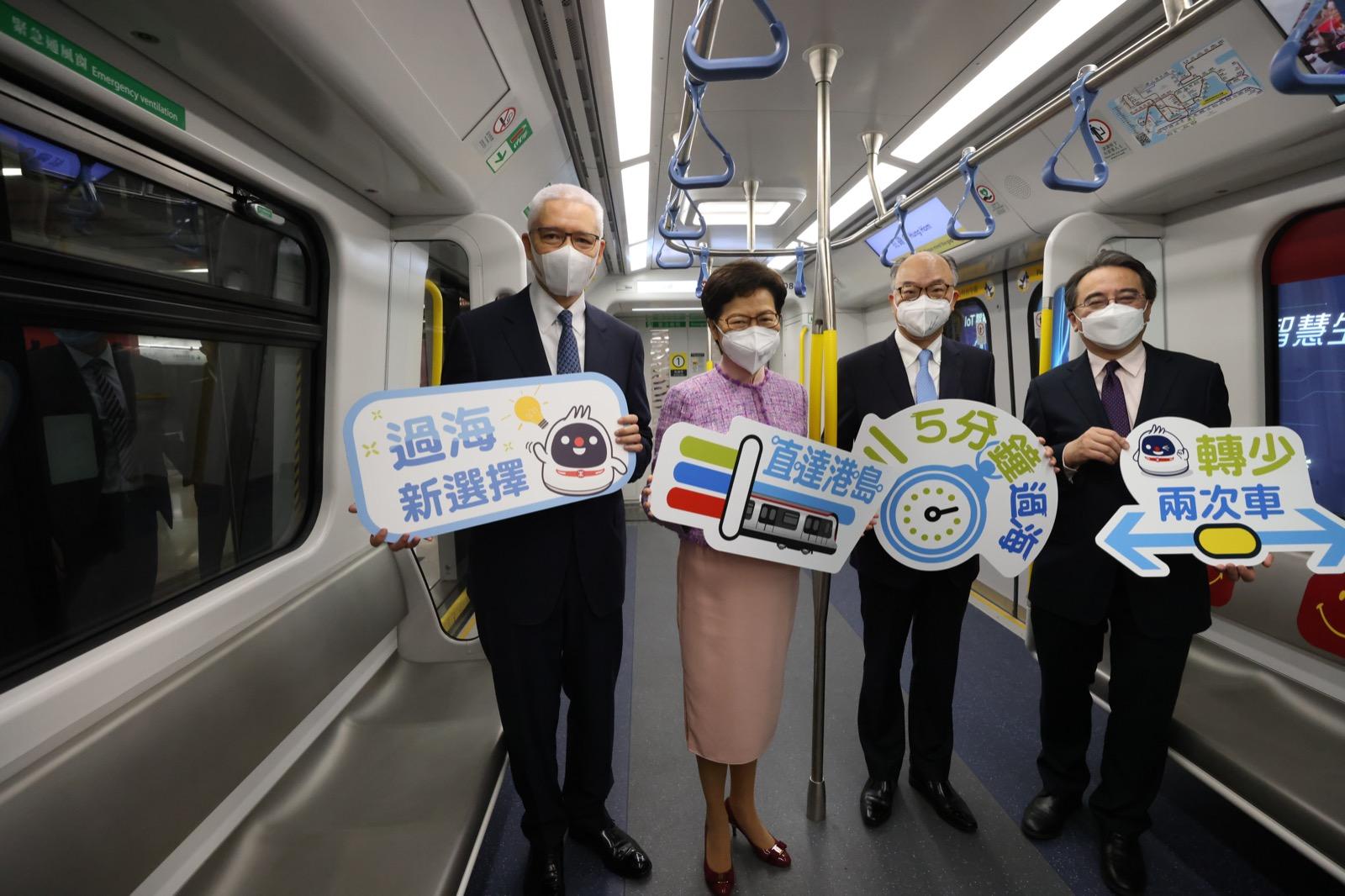港鐵東鐵綫過海段將於明日通車,特首林鄭月娥等今日率先乘車體驗過海段。