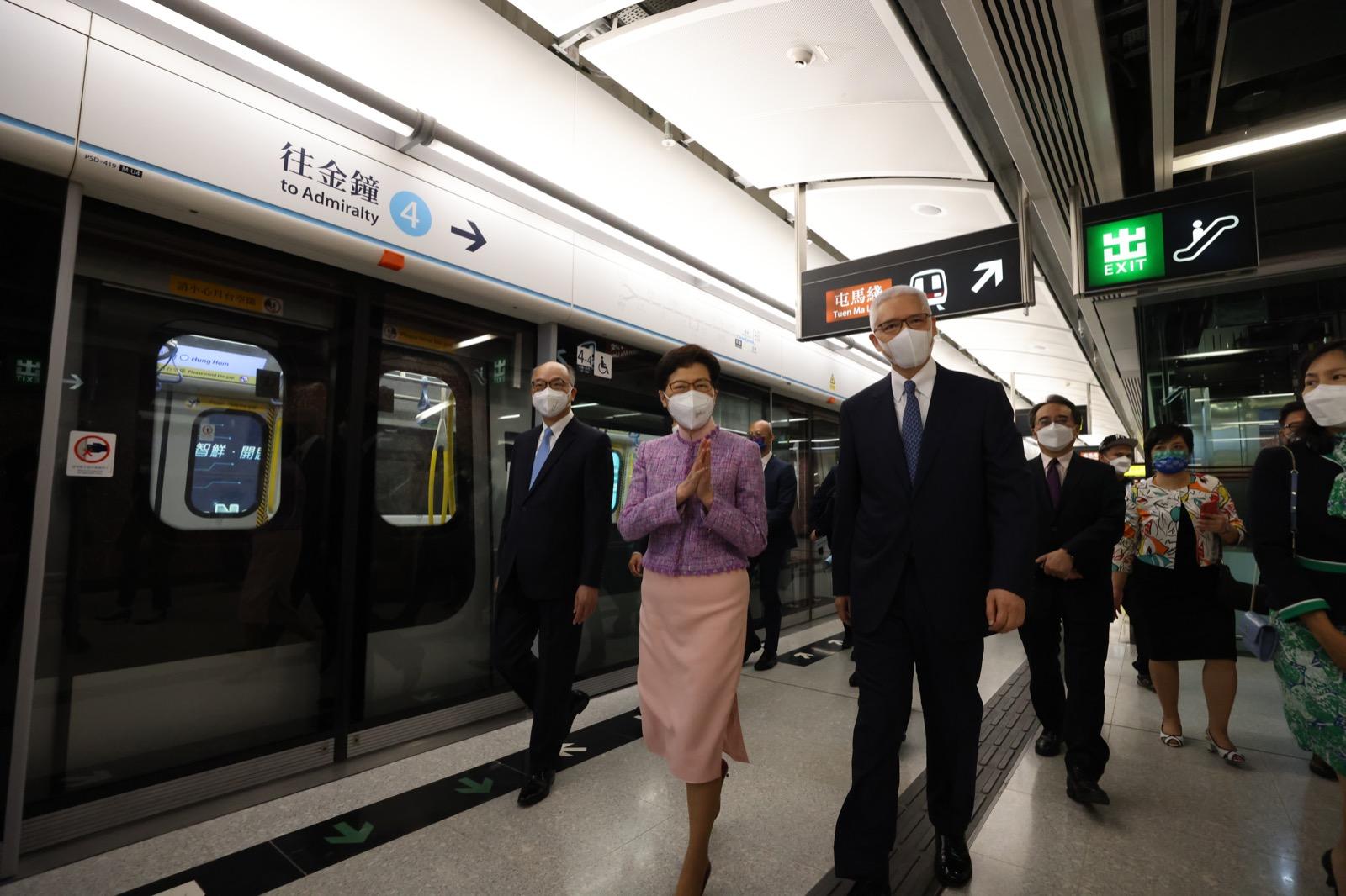 特首林鄭月娥等今日率先乘車體驗東鐵綫過海段。