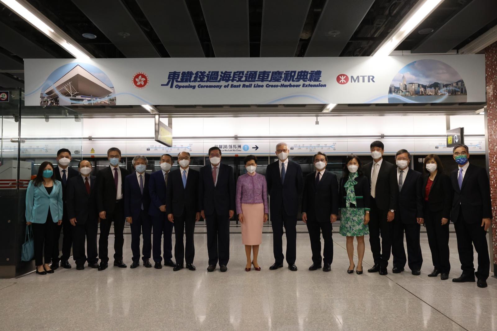 特首林鄭月娥等官員今日率先體驗東鐵綫過海段。