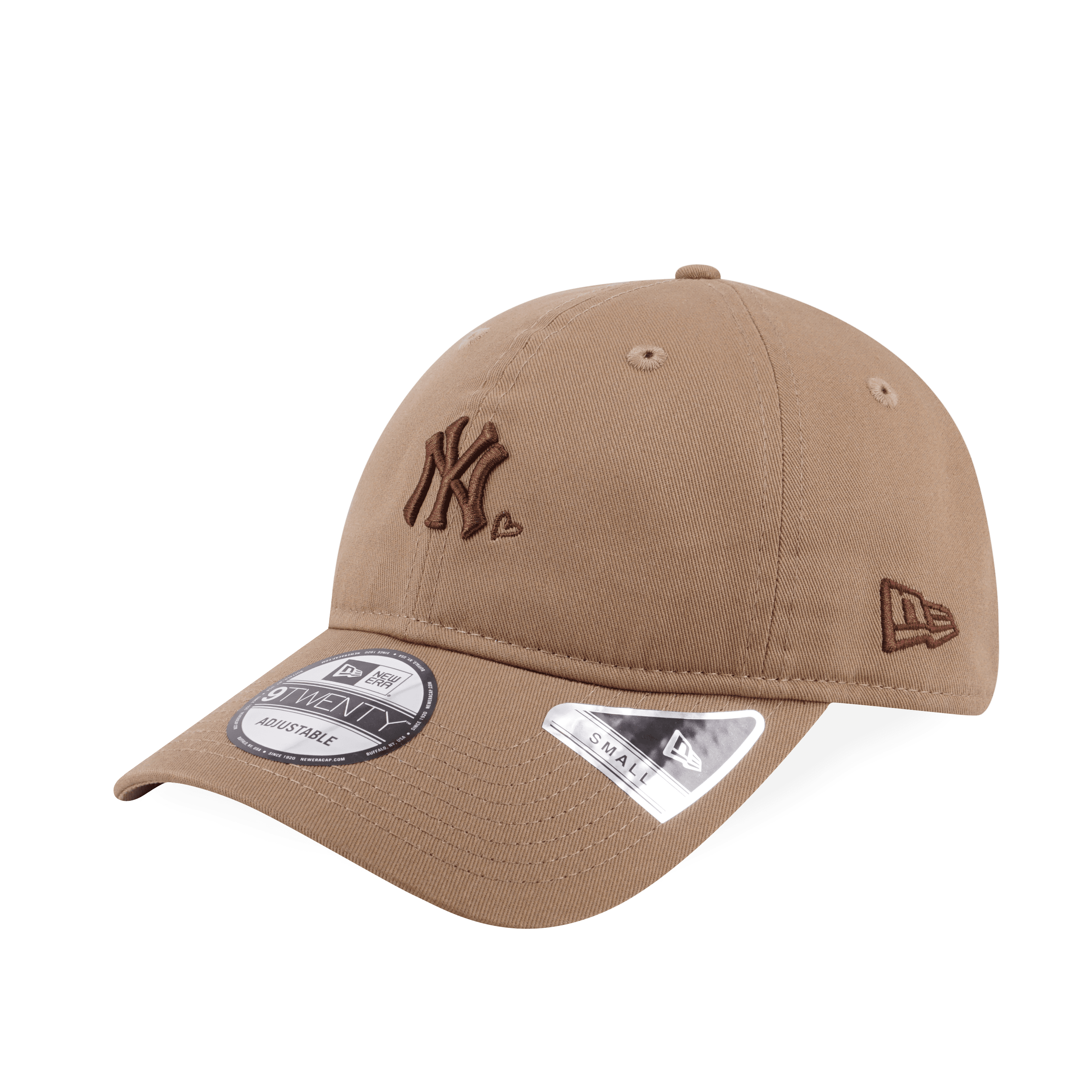 MLB WOMEN 9TWENTY SMALL│帽型帶來四款配色,包括經典黑、卡其色,以及夏日大熱的粉藍和粉紅,讓女生可隨意配搭出不同造型。另外,帽子前方均繡上紐約洋基隊徽,細落在旁邊的迷你心形圖案刺繡,大顯可愛感。