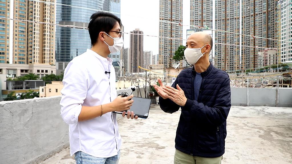 黃錦星早前落區走訪荃灣二陂坊,了解「社區參與項目」的情況。