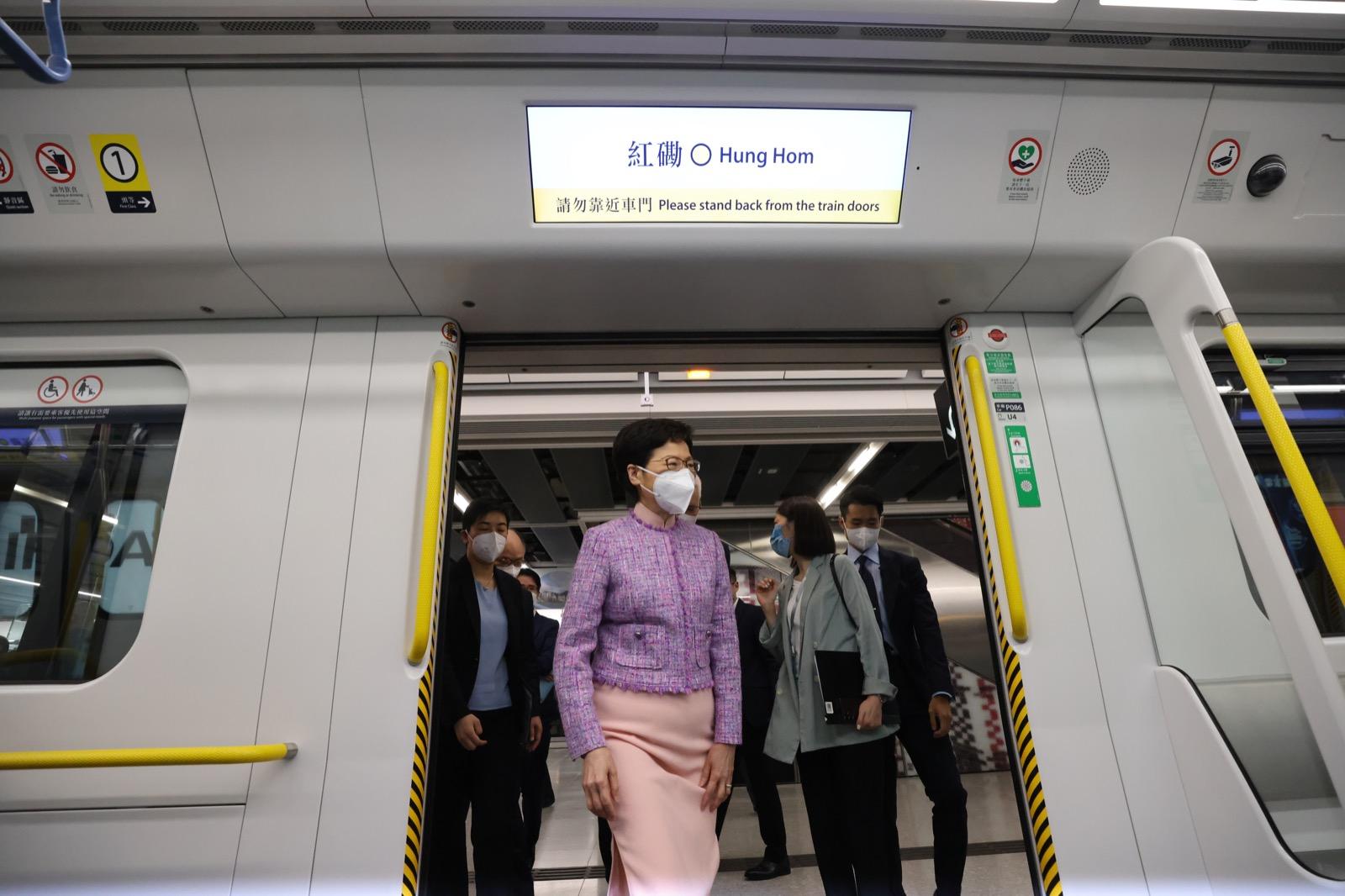 特首林鄭月娥等官員今日率先體驗東鐵綫過海段。