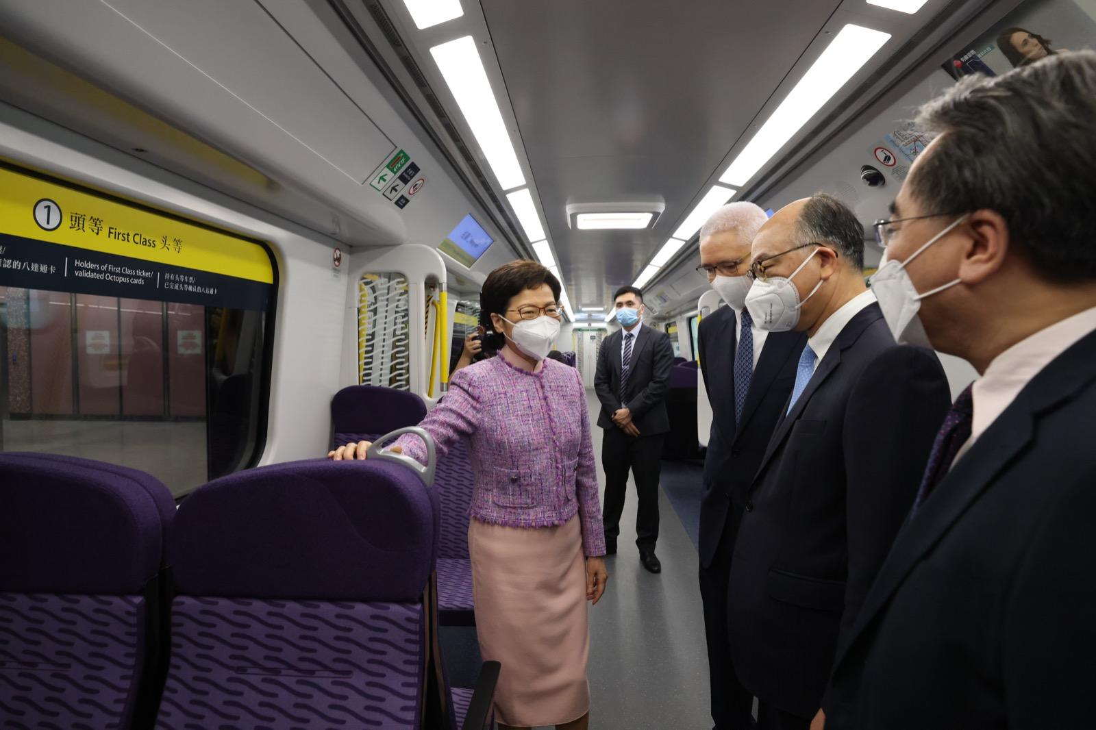特首林鄭月娥等官員今日率先體驗東鐵綫過海段。