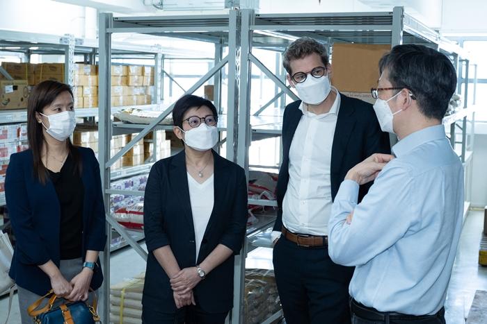 菲仕蘭(香港)有限公司財務總監Kai de Klerk(右二)及菲仕蘭食品飲料(香港)有限公司市場及銷售總監馮杰瑩女士(左二)參觀樂餉社的倉庫,由樂餉社項目總監梁建輝(右一)介紹樂餉社處理捐贈 品的過程,以及食物銀行的運作。(香港世界牛奶日圖片)
