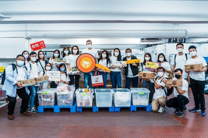 為響應「牛奶銀行」計劃,菲仕蘭的員工早前參與樂 餉社義工服務,協助回收不同商戶剩餘的麪包,連同 菲仕蘭捐出旗下品牌子母®及黑白®的乳製品,分發 給有需要的家庭解決膳食問題。(香港世界牛奶日圖片)