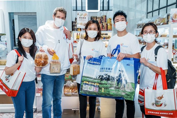 為響應「牛奶銀行」計劃,菲仕蘭的員工早前參與樂 餉社義工服務,協助回收不同商戶剩餘的麪包,連同 菲仕蘭捐出旗下品牌子母®及黑白®的乳製品,分發 給有需要的家庭解決膳食問題。(香港世界牛奶日圖片)