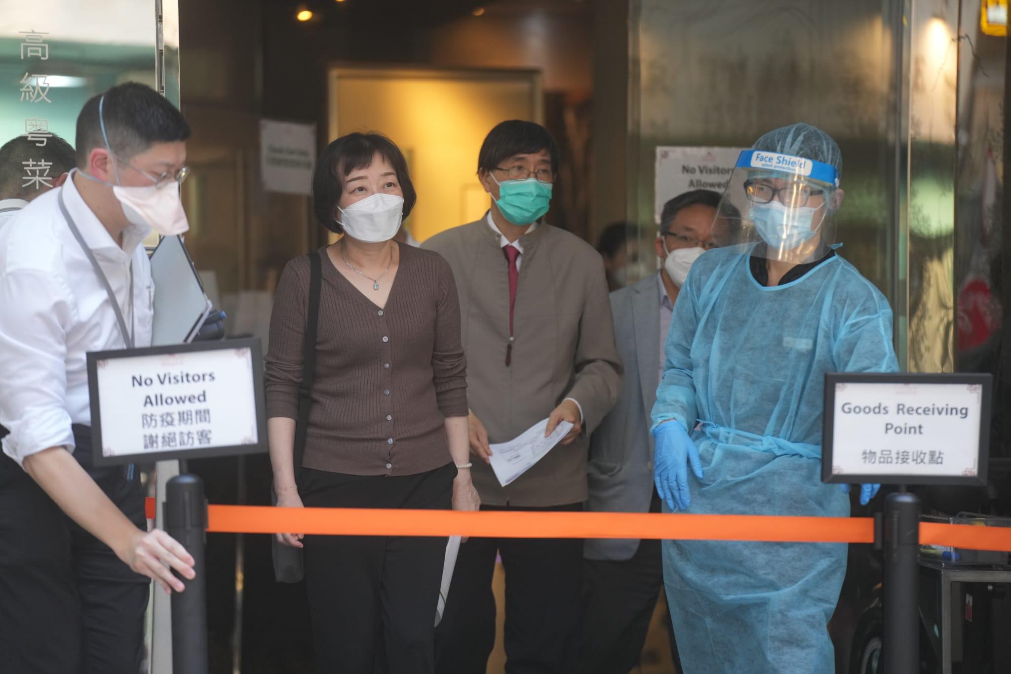 袁國勇及張竹君視察中環蘭桂坊酒店@九如坊。(陳奕釗攝)