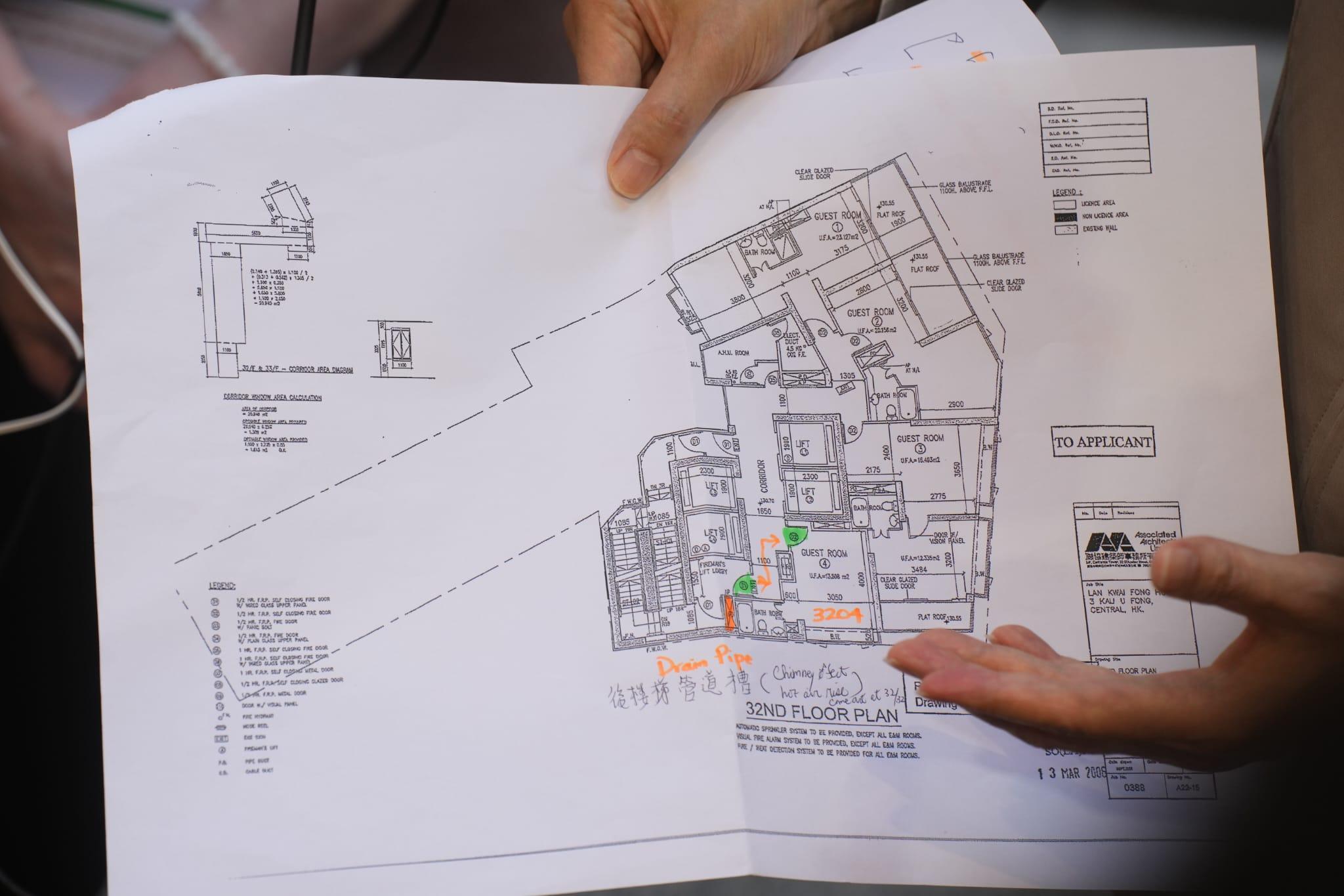 袁國勇指,中環蘭桂坊酒店@九如坊出現垂直傳播,當打開門時,病毒傳入房間。(陳奕釗攝)