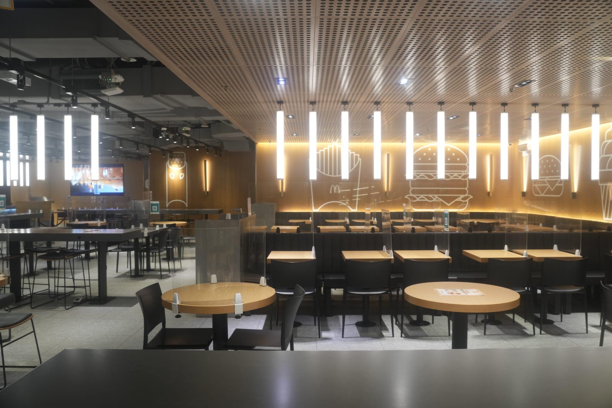 太古城麥當勞多2名食客染疫,餐廳須關閉消毒。(陳奕釗攝)