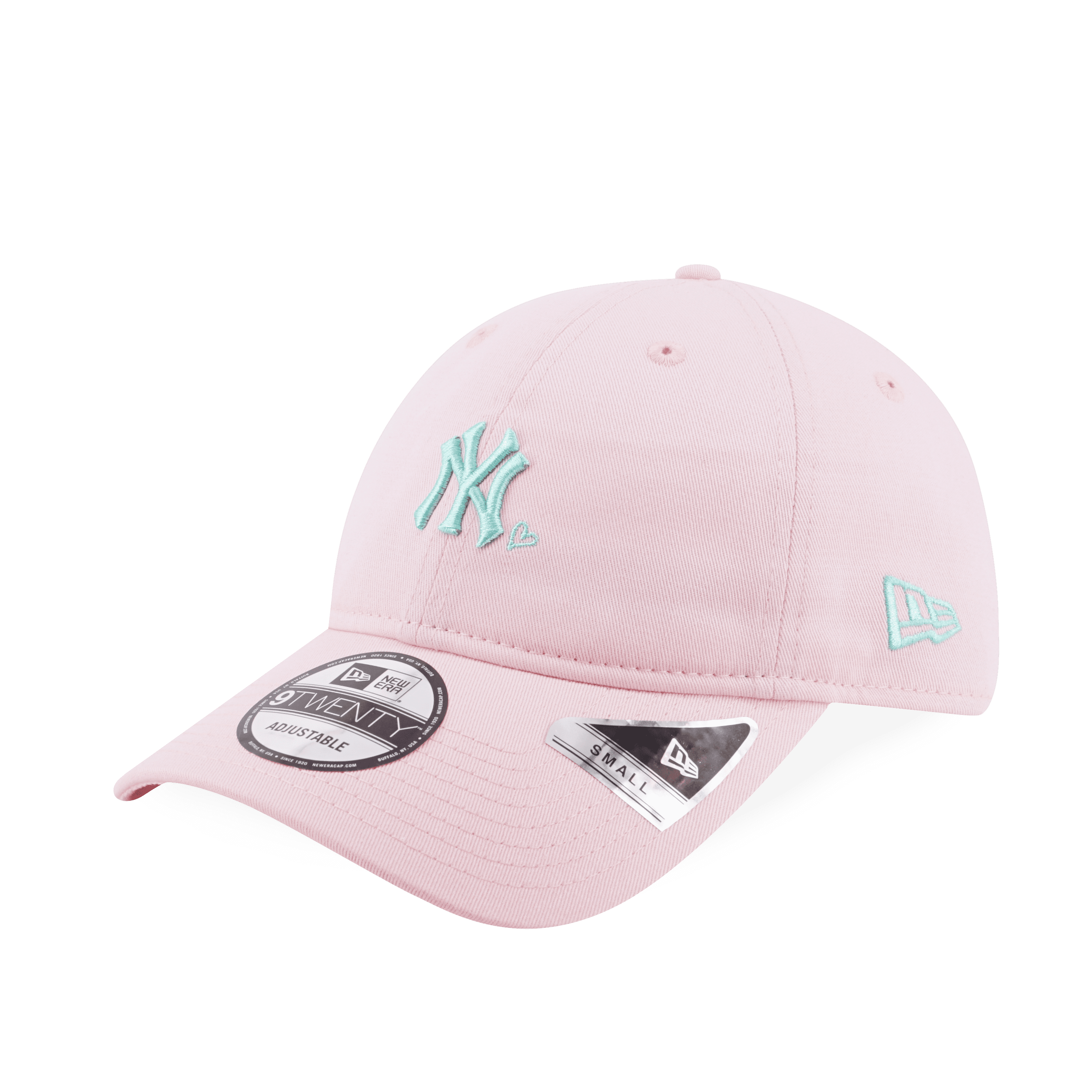 MLB WOMEN 9TWENTY SMALL│帽型帶來四款配色,包括經典黑、卡其色,以及夏日大熱的粉藍和粉紅,讓女生可隨意配搭出不同造型。另外,帽子前方均繡上紐約洋基隊徽,細落在旁邊的迷你心形圖案刺繡,大顯可愛感。