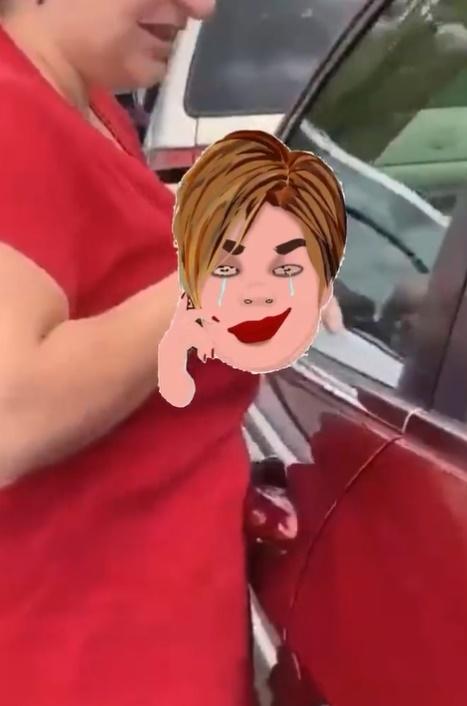 婦人在車窗上面擠上液體。(Twitter)