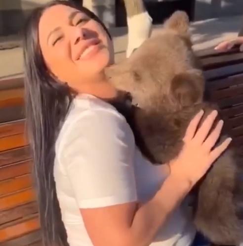 小熊多次湊近Madina的咀。(Telegram)