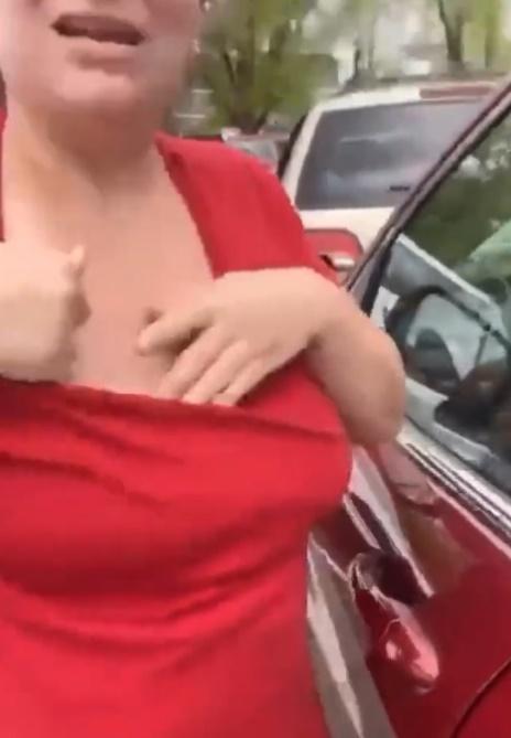 拍片者重複指控婦人公開猥褻。(Twitter)