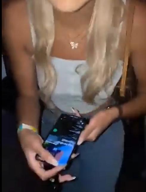 索女口水解鎖手機。(Twitter)