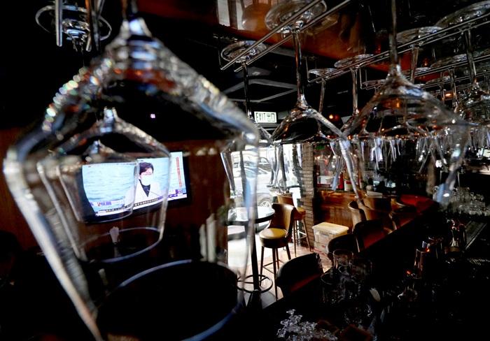 酒吧酒館今日重開,每枱最多坐4人。