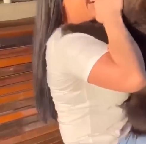 Madina想推開小熊。(Telegram)