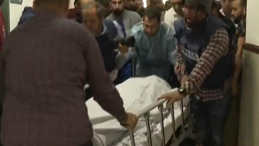 Shireen Abu Aqleh送院。(Twitter)