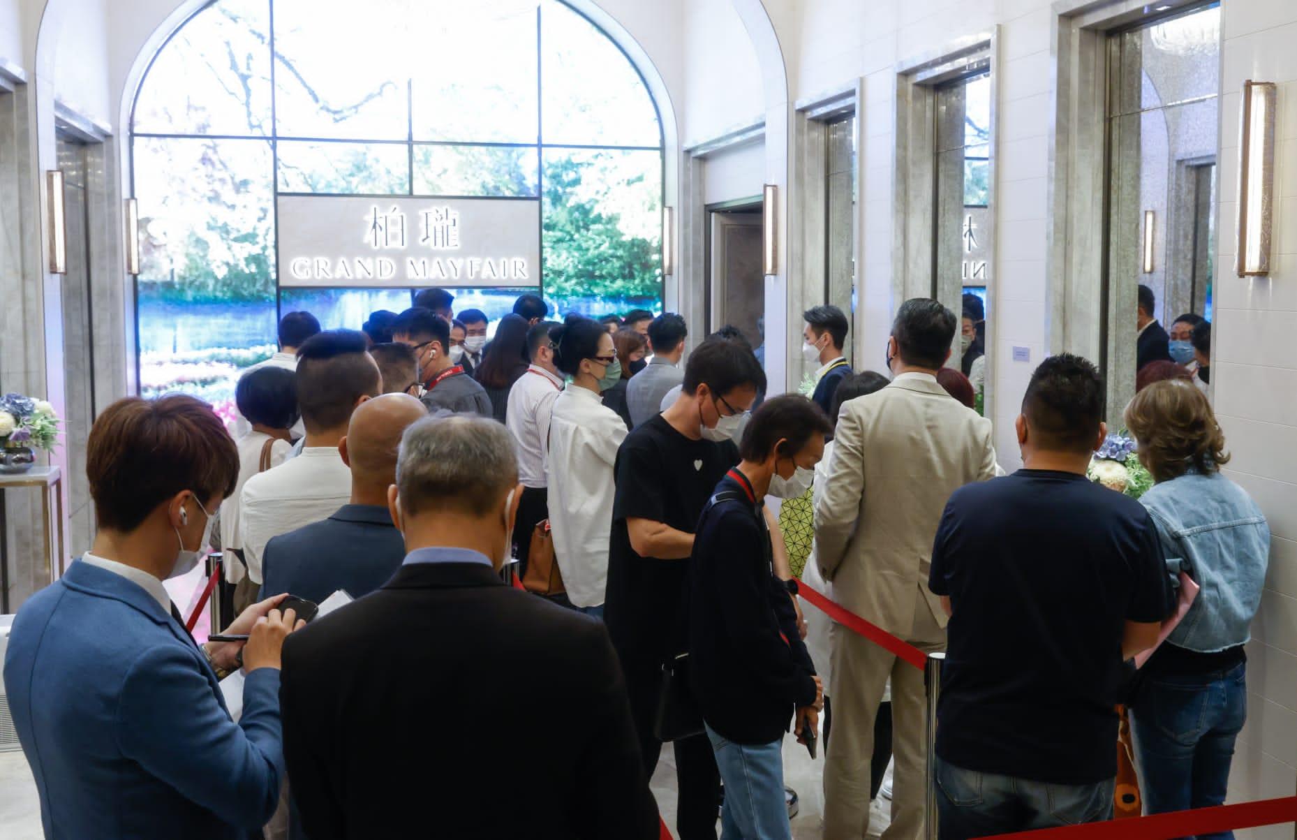 港鐵錦上路站新盤柏瓏 I 今日次輪銷售場面。(蘇文傑攝)