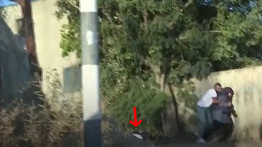 另一女記者由人協助離開。(Twitter)