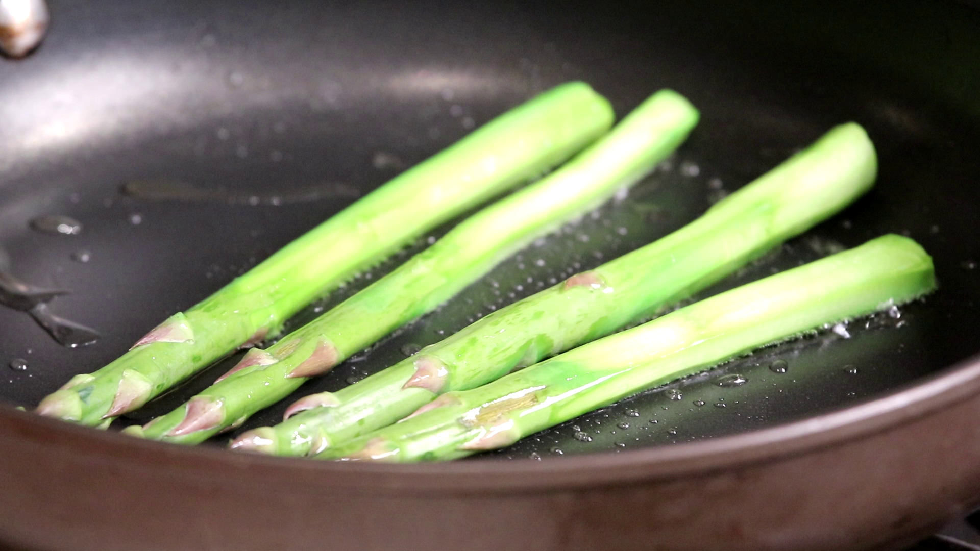 焗爐食譜 │焗西班牙春雞伴辣肉腸忌廉汁,露筍