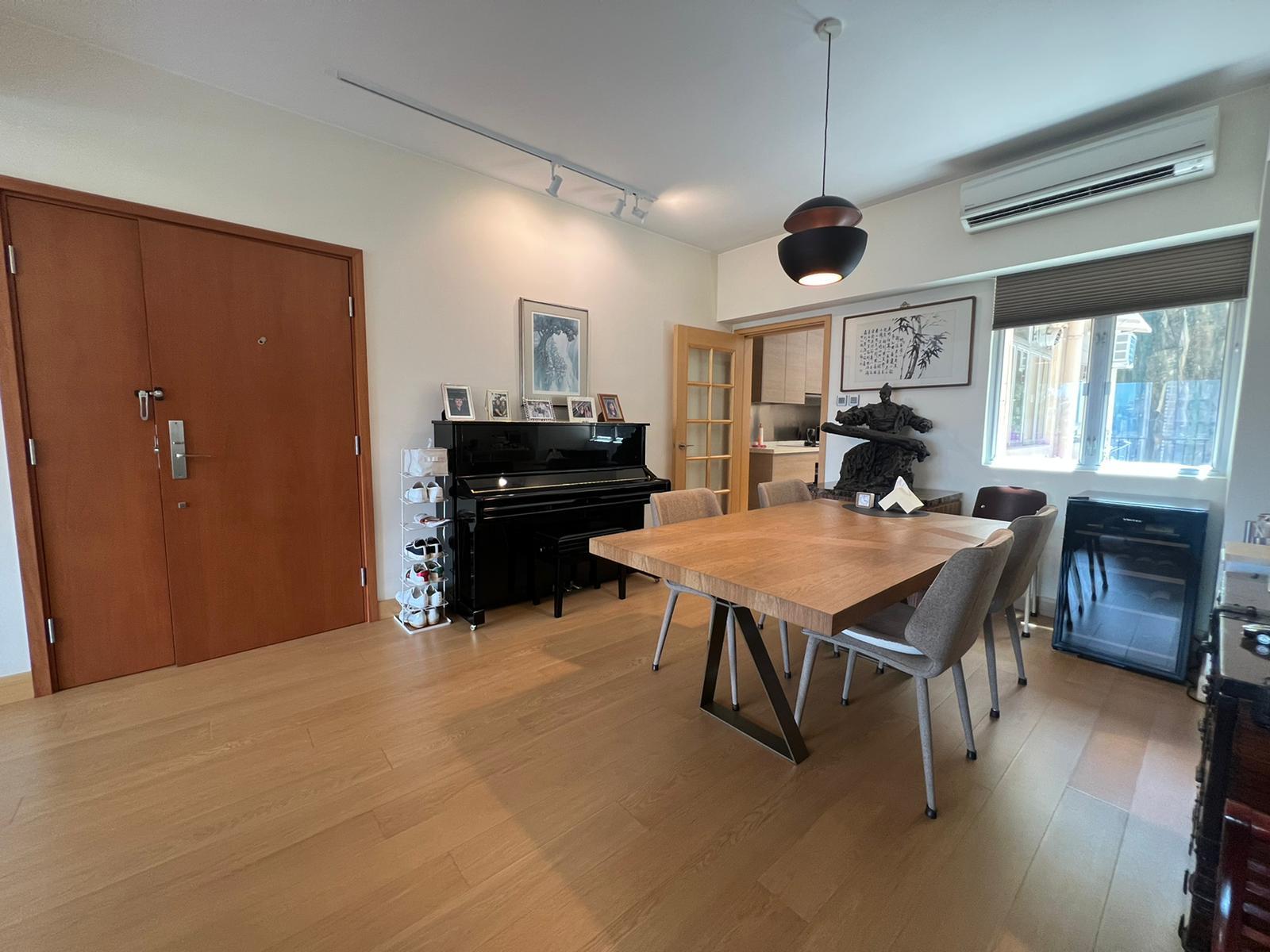 飯廳一邊也有窗戶,與客廳大窗形成對流窗,光線充足兼空氣十分流通。