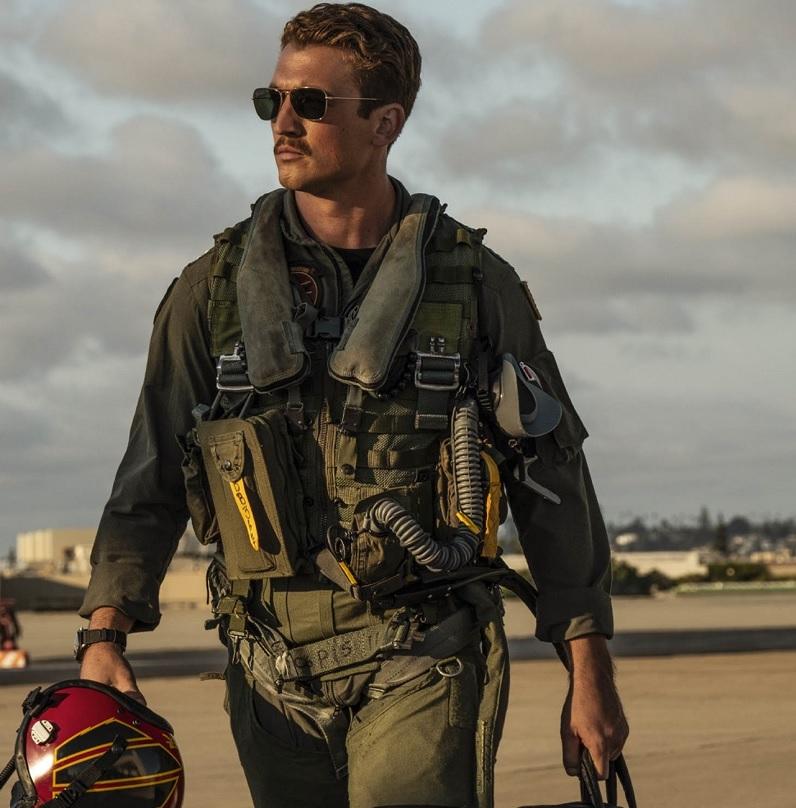 穿上制服的Miles Teller非常有型。