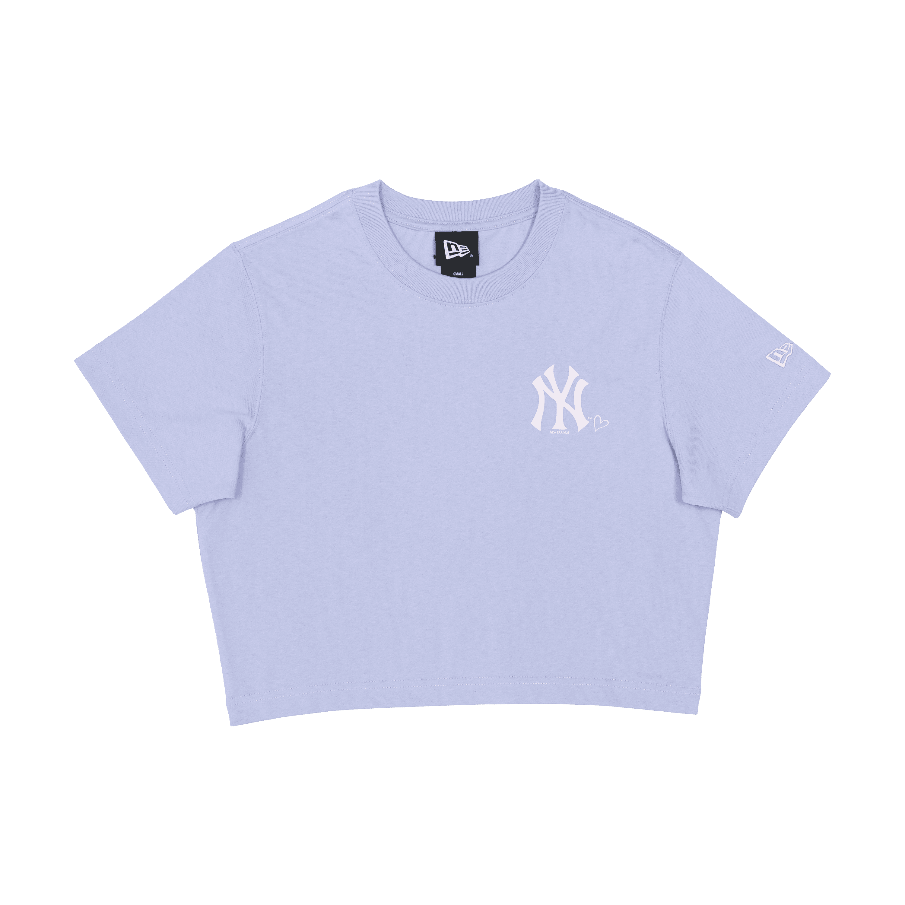 MLB WOMEN WOMEN CROP TEE│系列更備有同款服裝作配襯,主打白色及薰衣草紫兩款棉質短版上衣,穿起時更突顯女生的腰部線條,低調展露性感魅力。上衣前方亦印有紐約洋基隊徽和愛心圖案,並於後方印有「NEW YORK」字句,既新潮又易於配襯!