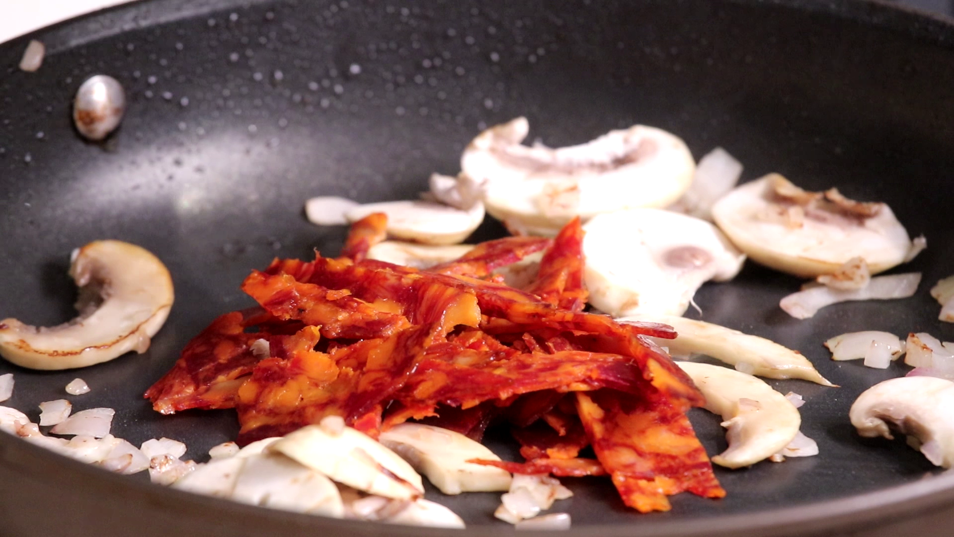 焗爐食譜 │焗西班牙春雞伴辣肉腸忌廉汁,同一油鑊將乾蔥及磨菇炒香