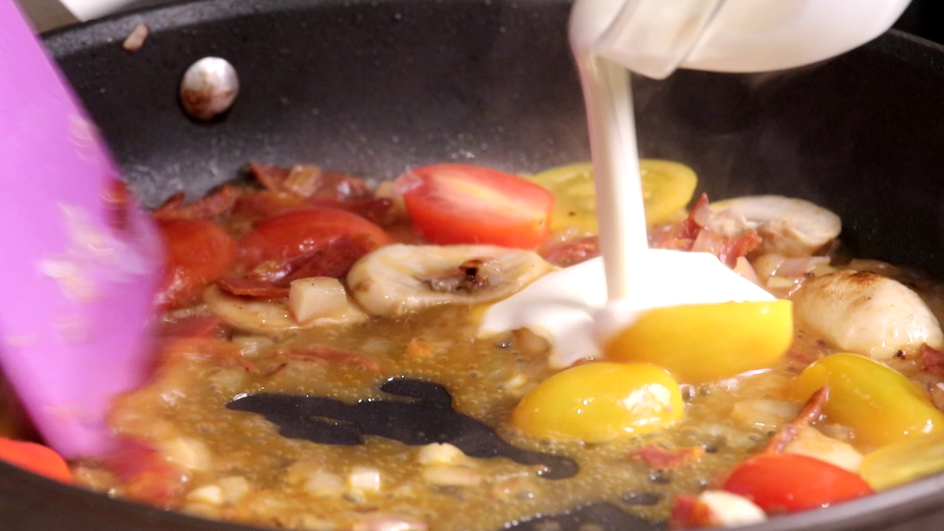 焗爐食譜 │焗西班牙春雞伴辣肉腸忌廉汁,加入忌廉煮滾