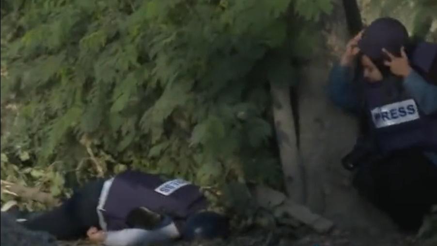 另一女記者在Shireen Abu Aqleh身旁。(Twitter)