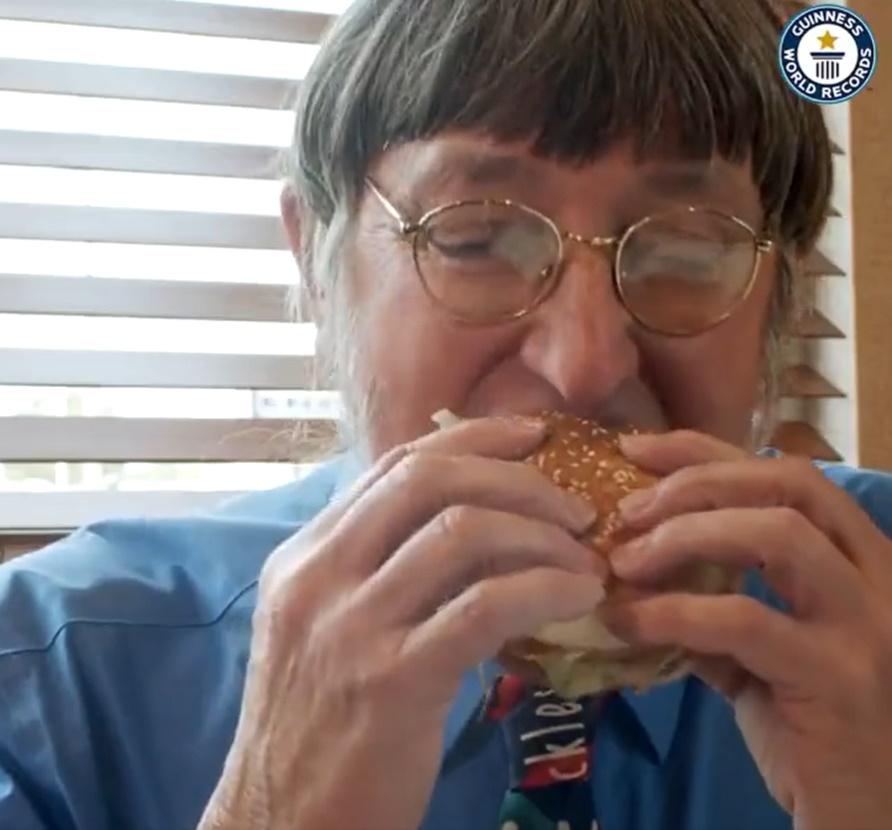 Don Gorske回顧過去50年期間,只有8天沒有吃到巨無霸。(Twitter)