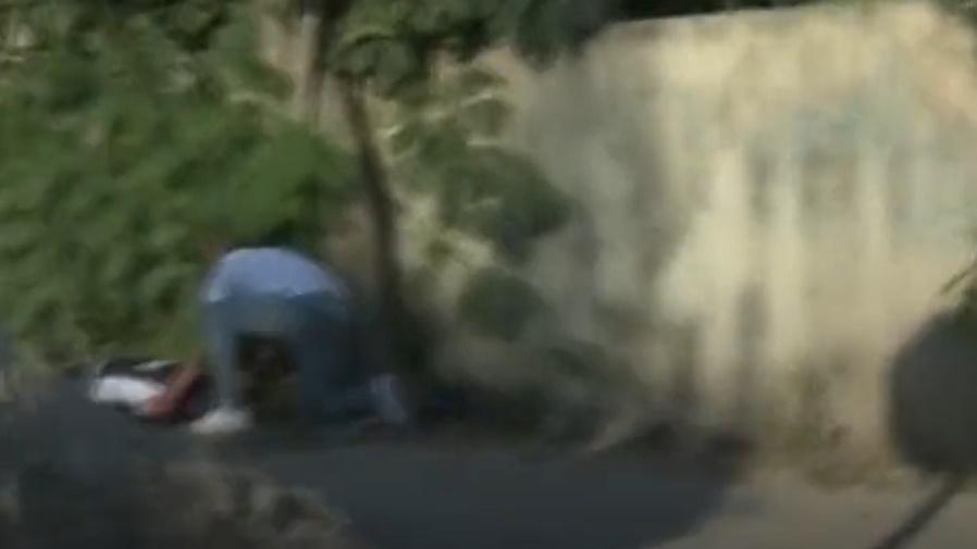 人員上前查看Shireen Abu Aqleh。(Twitter)