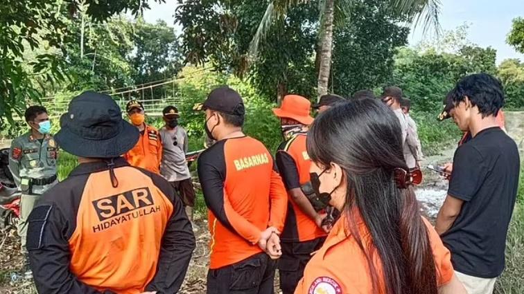 鄉民目擊漁民被鱷魚叼在口中在水面浮游的驚悚場景。(DailyMail)