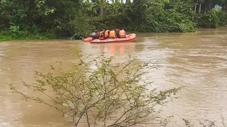鄉民目擊漁民被鱷魚叼在口中在水面浮游的驚悚場景。(DailyMail)