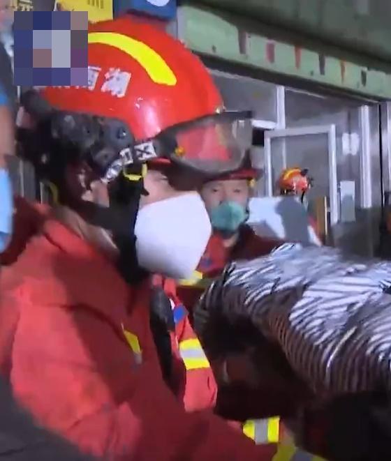 湖南長沙樓宇倒塌事故救出第9個人。(微博)