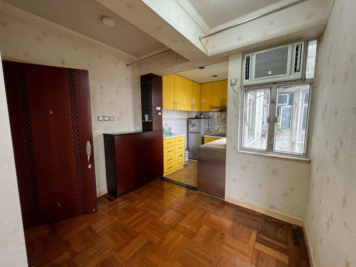 廚房採半開放式設計,令空間更顯闊落。