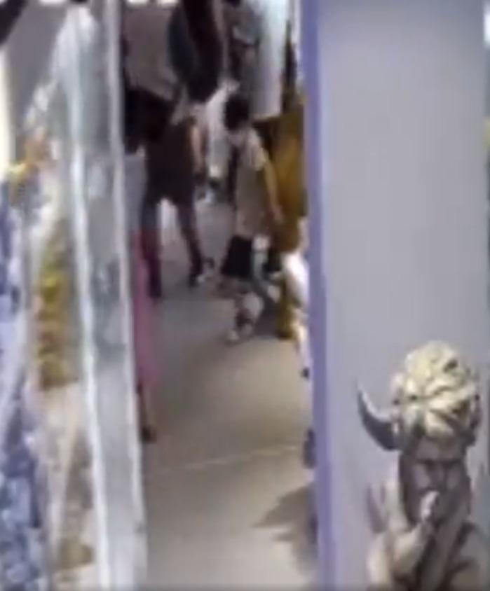 父母教育不當 還是店舖以巨型公仔碰瓷小朋友?2