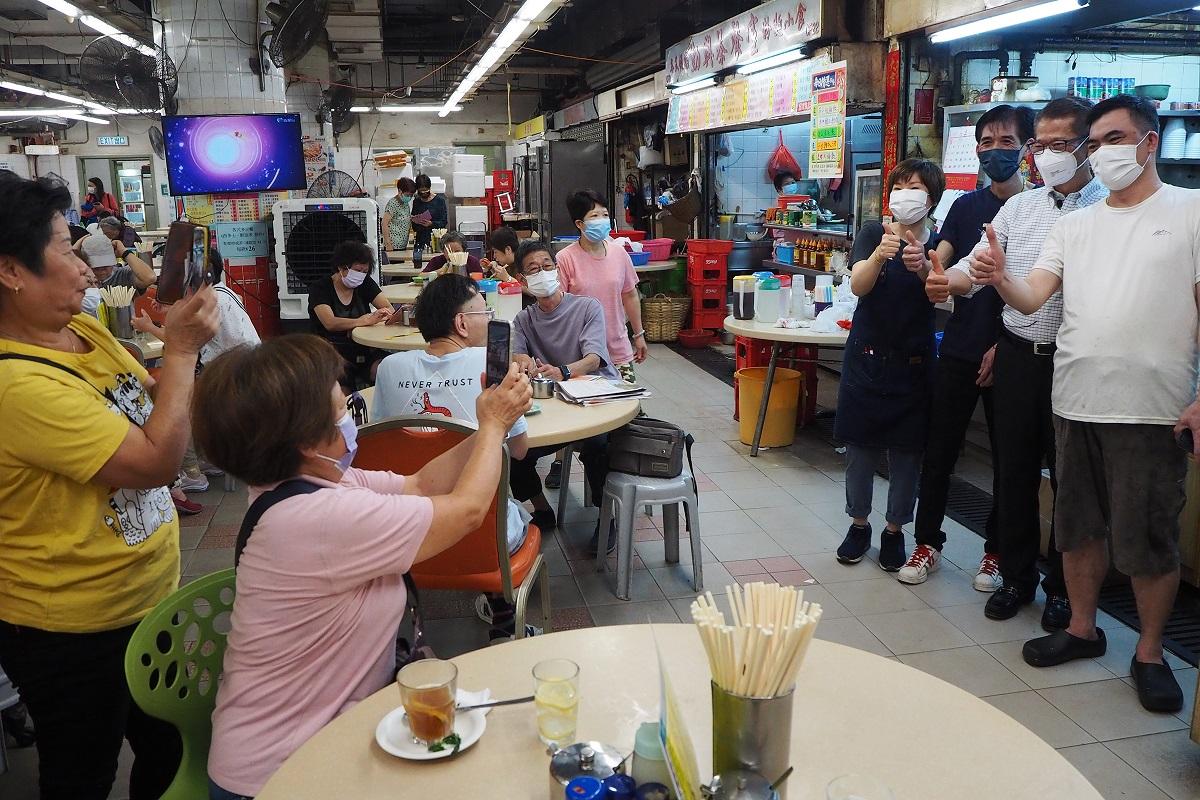 陳茂波(右二)昨到長沙灣一間熟食中心食早餐,其間與市民合照。(網誌圖片)