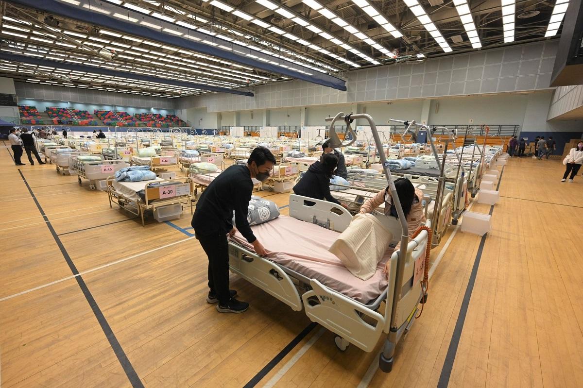 政府在第五波疫情期間,於體育館設立長者暫託中心。(網誌圖片)