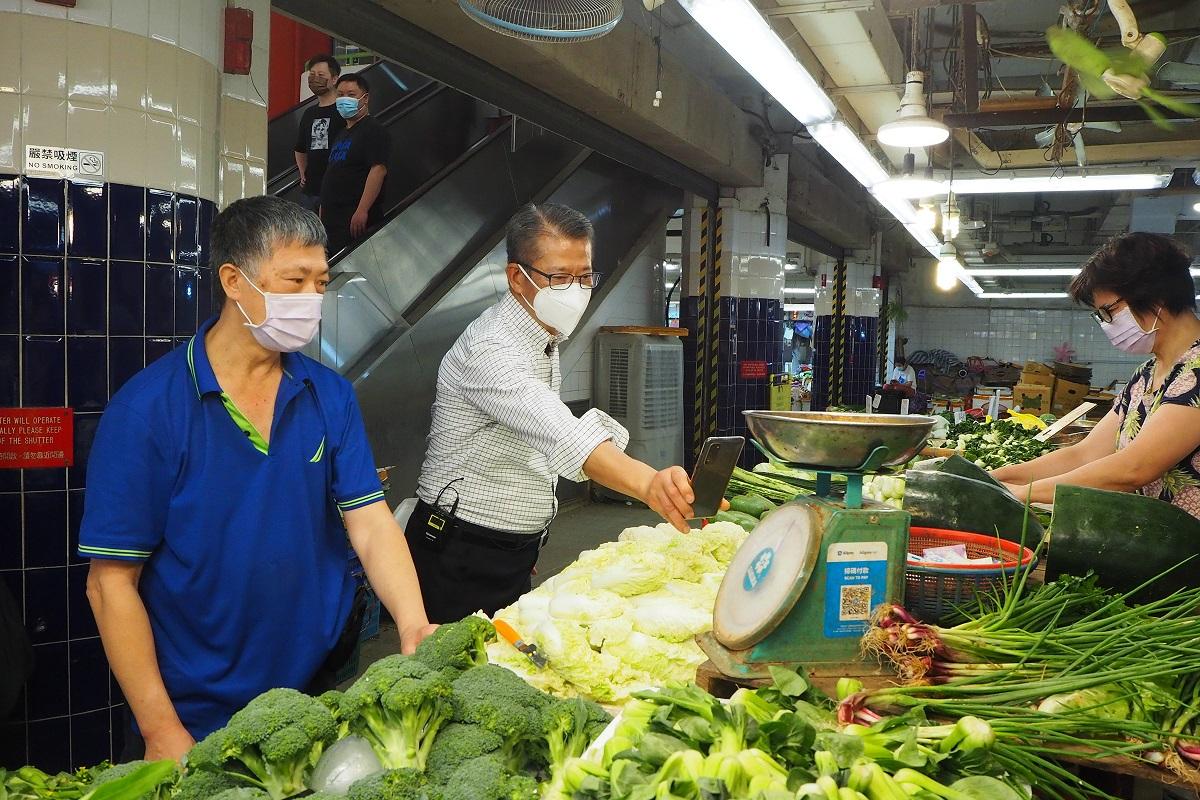 陳茂波(中)昨到長沙灣一間街市買餸。(網誌圖片)