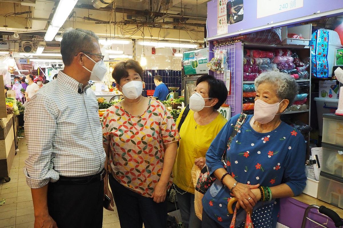 陳茂波(左一)昨到長沙灣一間街市買餸,其間與市民交流。(網誌圖片)