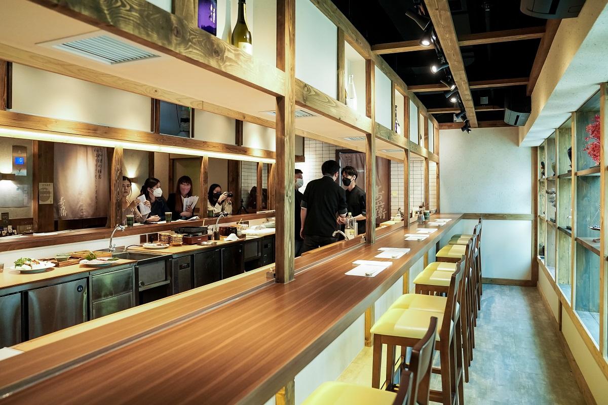 所有座位面對吧檯,客人可看著師傅於面前即席烹調