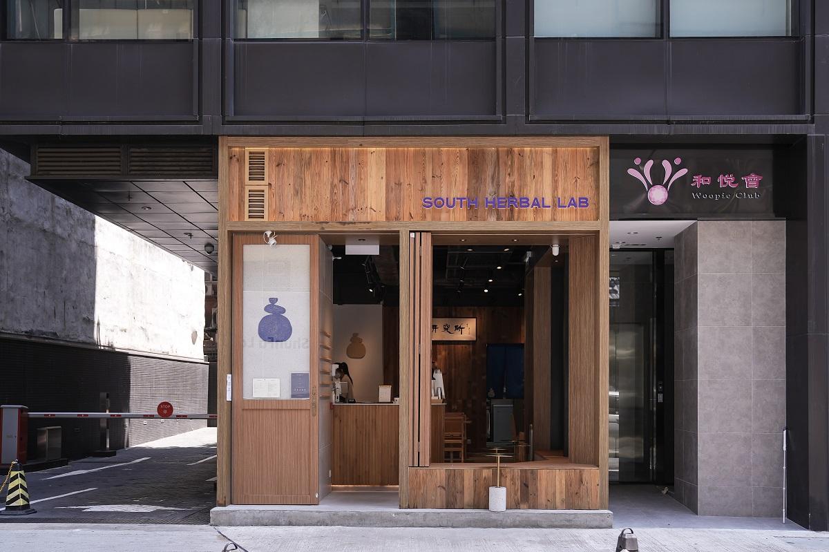 全店以木材裝修布置,氣氛明亮又溫暖