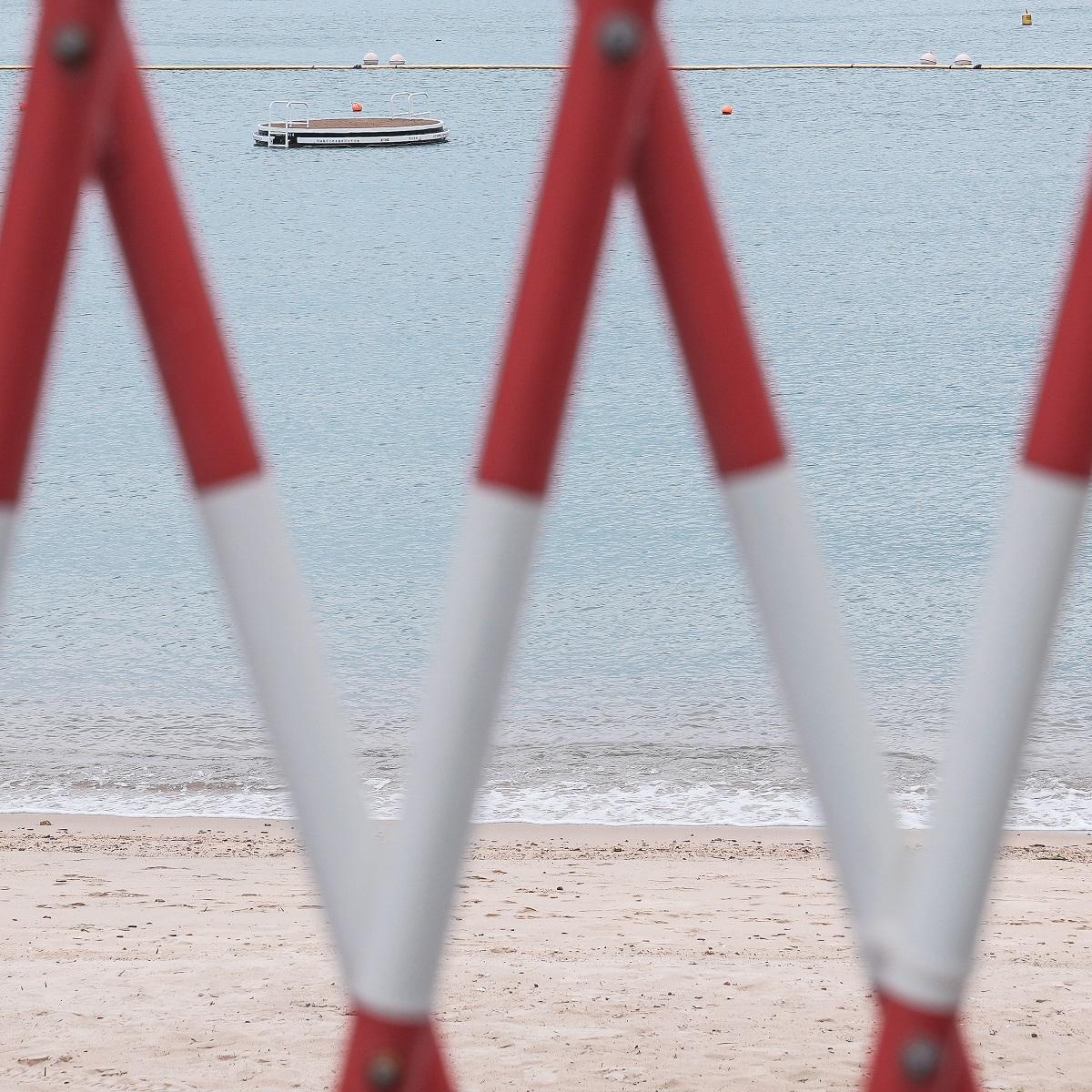 政府早前以疫情為由,圍封沙灘禁止市民進入。(夏家朗攝)