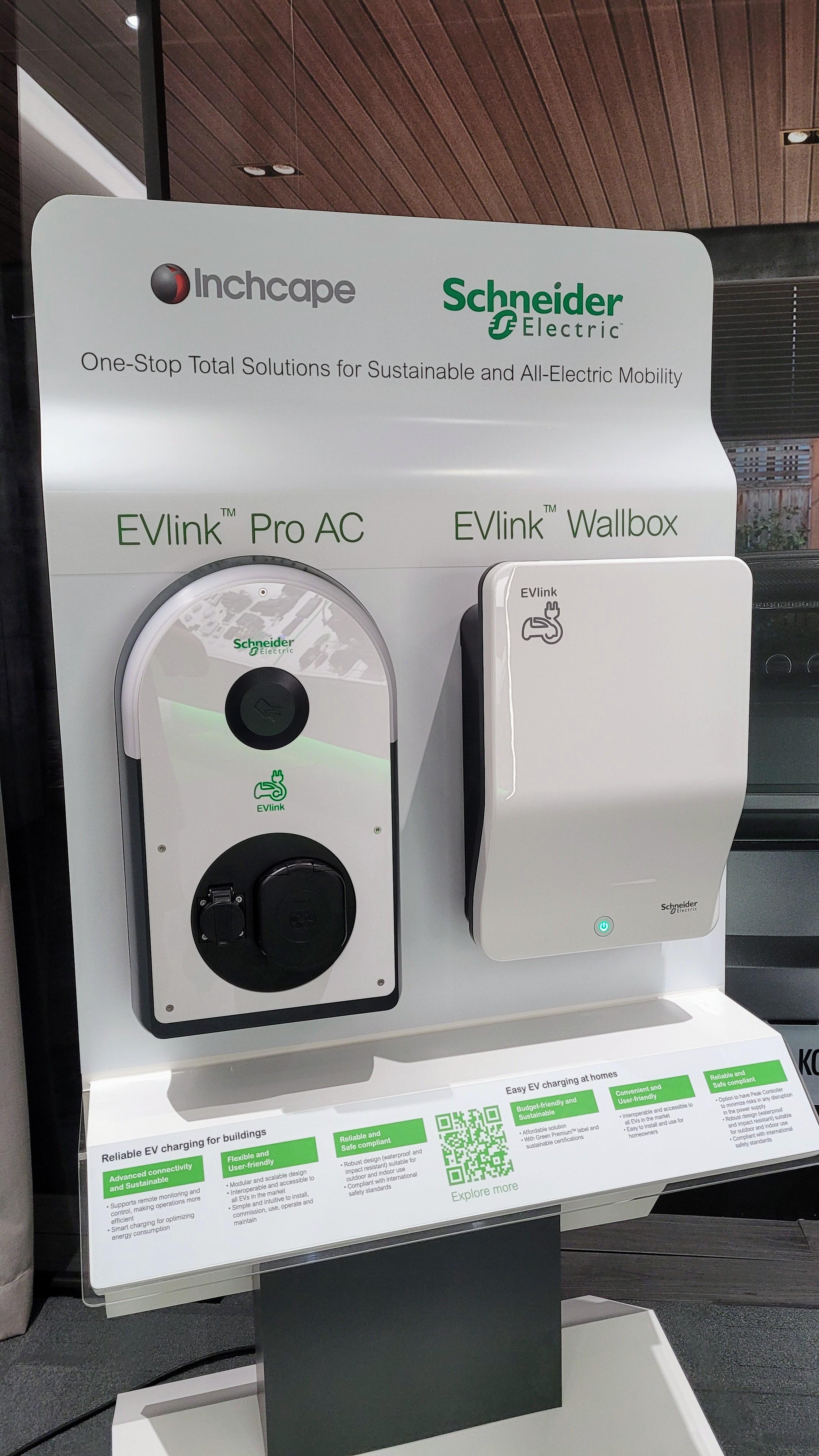 跟現時EVlink Wallbox(右)相比,新款EVlink Pro AC(左)體積更小巧。